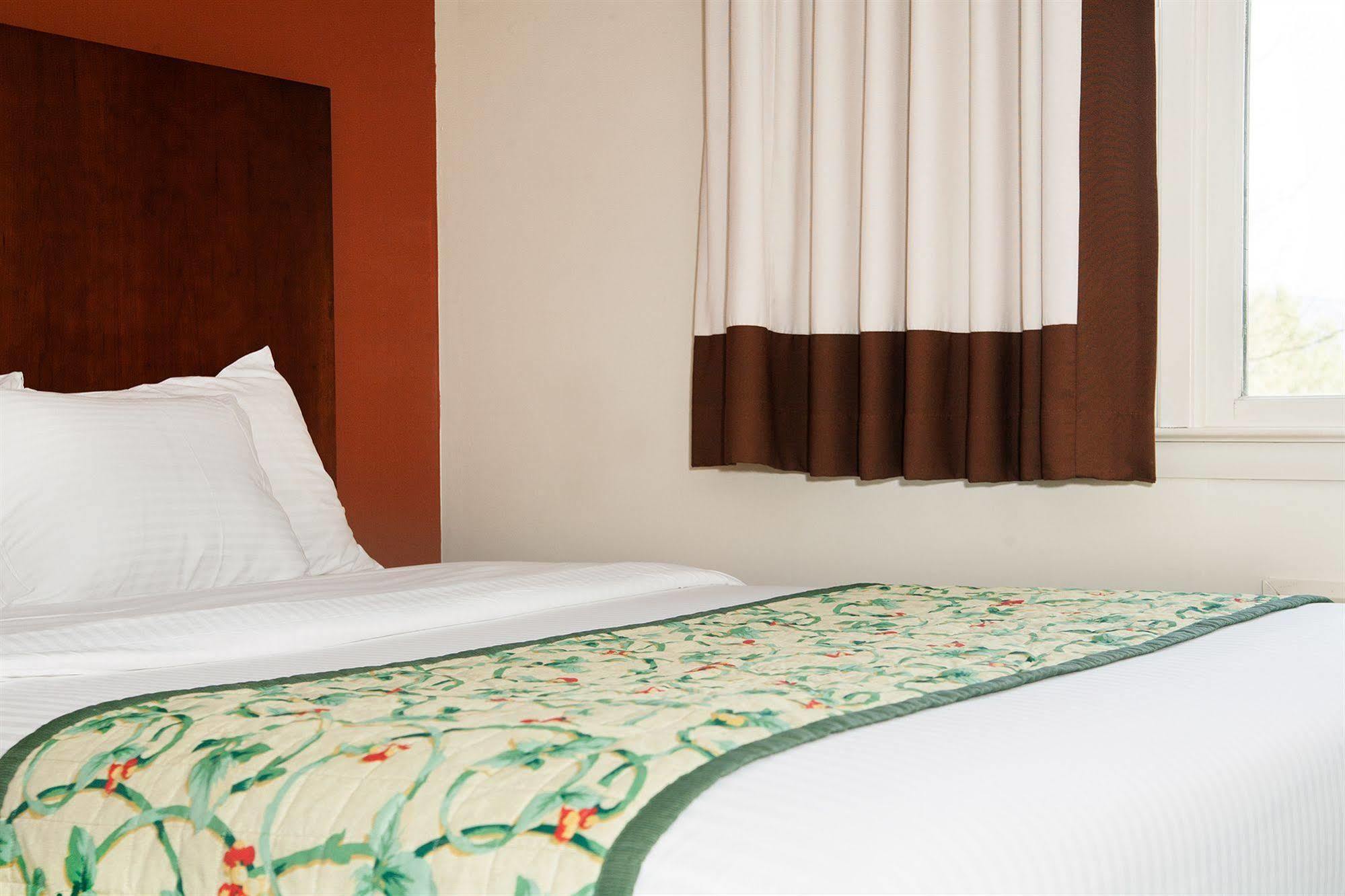 Red Carpet Inn And Suites Plymouth Buitenkant foto